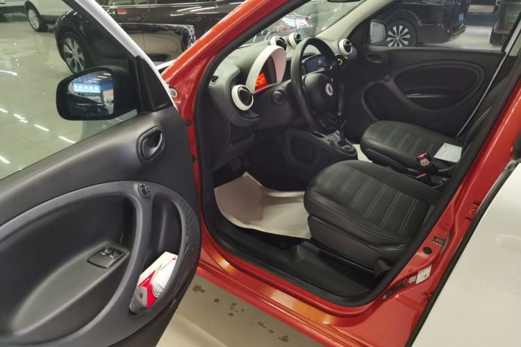 Used smart forfour 2016 1.0L 52 kW Dynamic Edition Interior 3