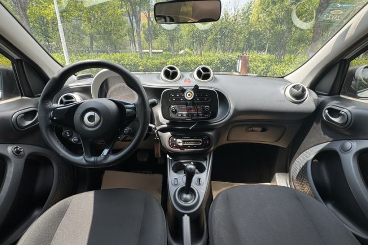 Used smart forfour 2016 1.0L 52 kW Dynamic Edition Interior 3