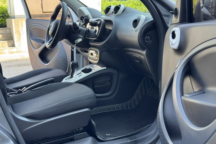 Used smart forfour 2016 1.0L 52 kW Dynamic Edition Interior 3