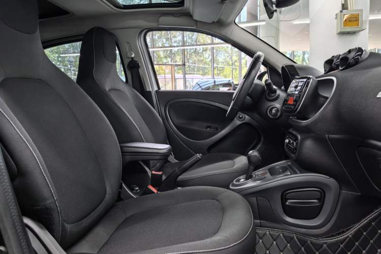 Used smart forfour 2016 1.0L 52 kW Passion Edition Interior 4