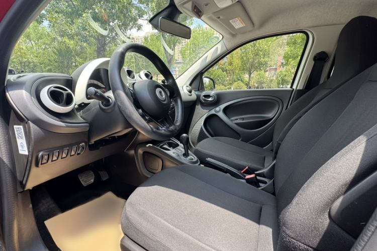 Used smart forfour 2016 1.0L 52 kW Dynamic Edition Interior 4