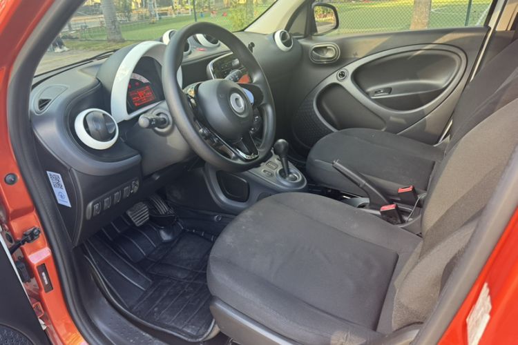 Used smart forfour 2016 1.0L 52 kW Dynamic Edition Interior 4