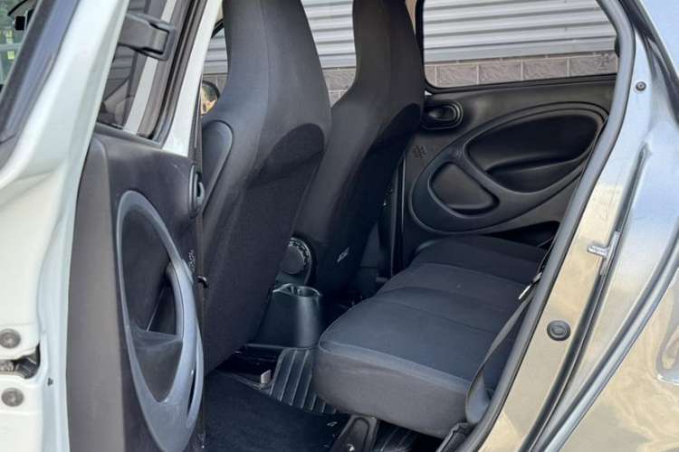 Used smart forfour 2016 1.0L 52 kW Dynamic Edition Interior 4