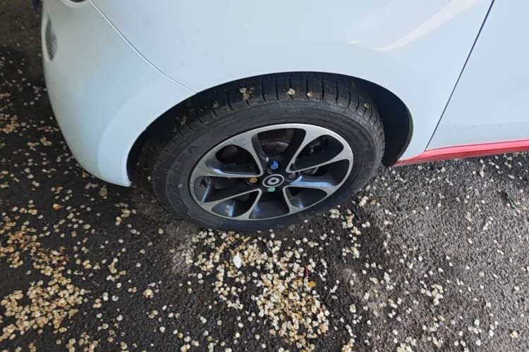 Used smart forfour 2016 1.0L 52 kW Passion Edition Left Front Wheel Hub