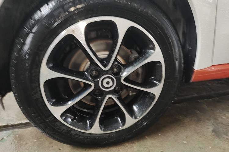 Used smart forfour 2016 1.0L 52 kW Passion Edition Left Front Wheel Hub
