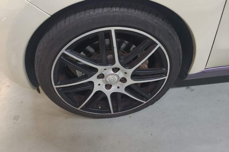 Used smart forfour 2016 1.0L 52 kW Passion Edition Left Front Wheel Hub