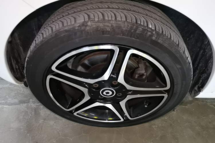Used smart forfour 2016 0.9T 66 kW Ultimate Edition Left Front Wheel Hub