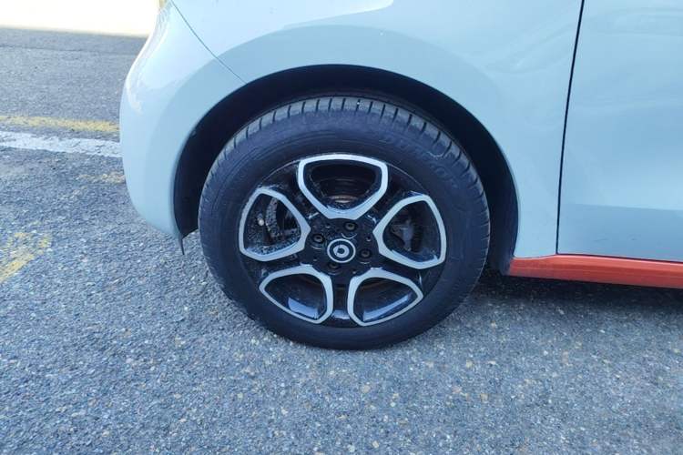 Used smart forfour 2016 0.9T 66 kW Pioneer Edition Left Front Wheel Hub