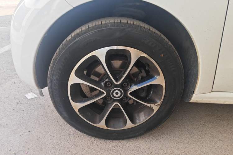 Used smart forfour 2016 1.0L 52 kW Passion Edition Left Front Wheel Hub