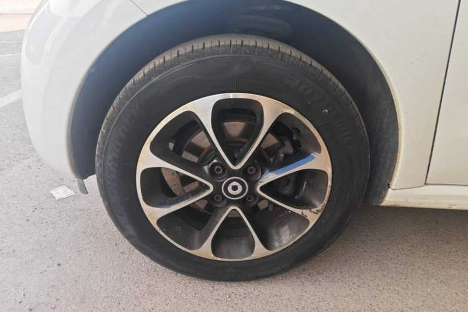 Used smart forfour 2016 1.0L 52 kW Passion Edition Left Front Wheel Hub