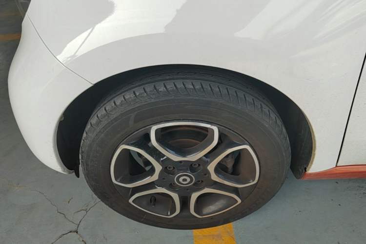 Used smart forfour 2016 0.9T 66 kW Pioneer Edition Left Front Wheel Hub