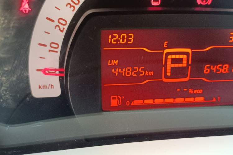 Used smart forfour 2016 1.0L 52 kW Dynamic Edition Odometer Close Up