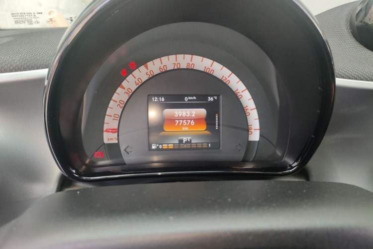 Used smart forfour 2016 1.0L 52 kW Passion Edition Odometer Close Up