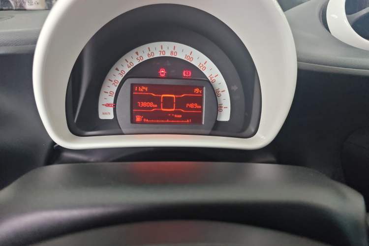 Used smart forfour 2016 1.0L 52 kW Dynamic Edition Odometer Close Up