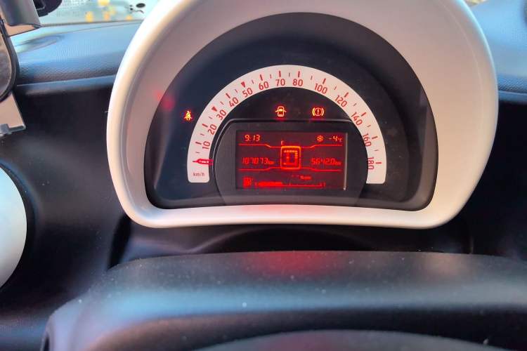 Used smart forfour 2016 1.0L 52 kW Dynamic Edition Odometer Close Up