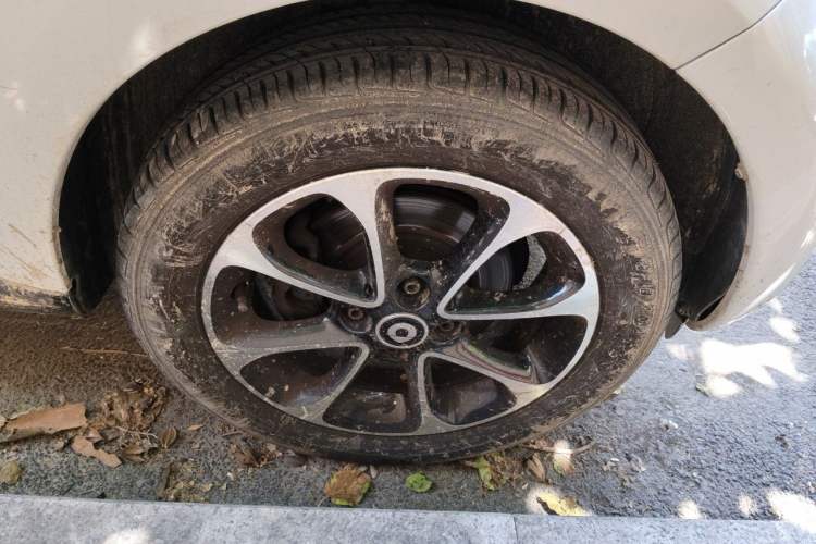 Used smart forfour 2016 1.0L 52 kW Passion Edition Right Front Wheel Hub