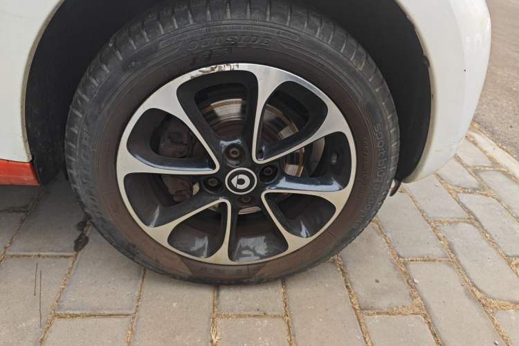 Used smart forfour 2016 1.0L 52 kW Passion Edition Right Front Wheel Hub