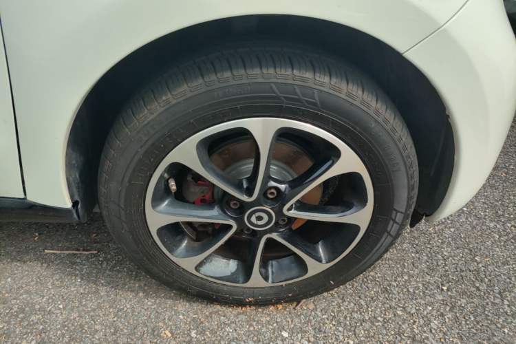 Used smart forfour 2016 1.0L 52 kW Passion Edition Right Front Wheel Hub