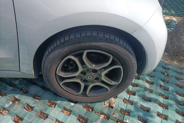 Used smart forfour 2016 0.9T 66 kW Pioneer Edition Right Front Wheel Hub