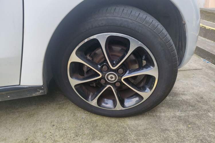 Used smart forfour 2016 1.0L 52 kW Passion Edition Right Front Wheel Hub