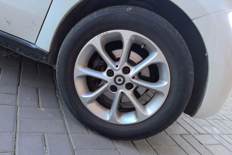 Used smart forfour 2016 1.0L 52 kW Dynamic Edition Right Front Wheel Hub