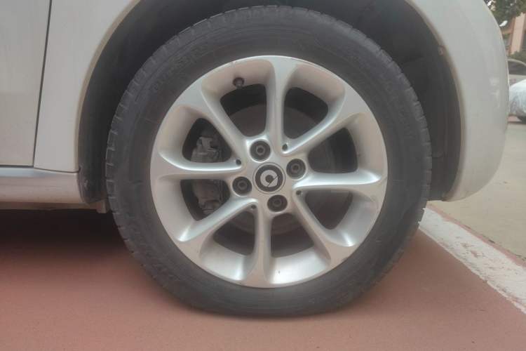 Used smart forfour 2016 1.0L 52 kW Dynamic Edition Right Front Wheel Hub