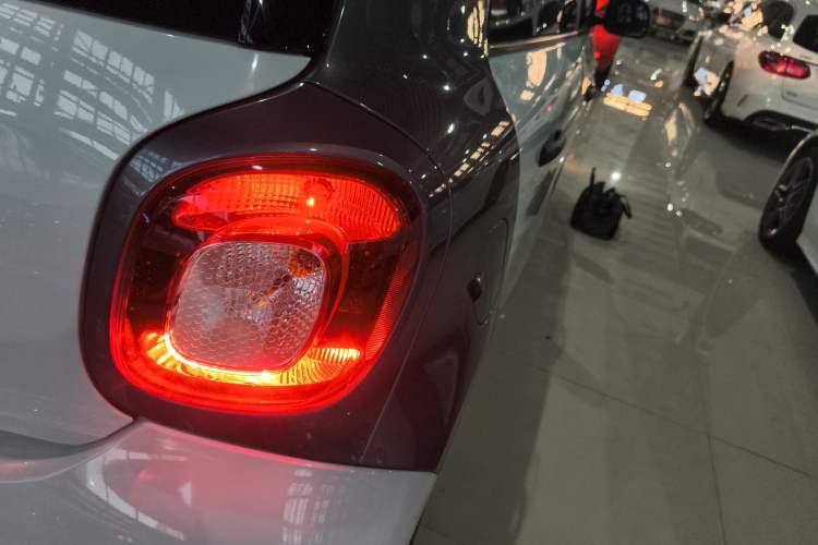 Used smart forfour 2016 1.0L 52 kW Dynamic Edition Right Rear Taillight
