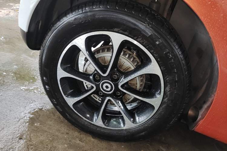 Used smart forfour 2016 1.0L 52 kW Passion Edition Right Rear Wheel Hub