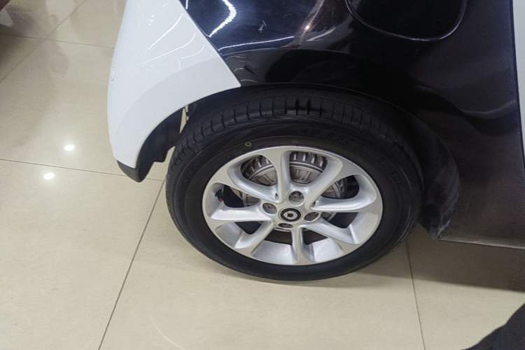 Used smart forfour 2016 1.0L 52 kW Dynamic Edition Right Rear Wheel Hub