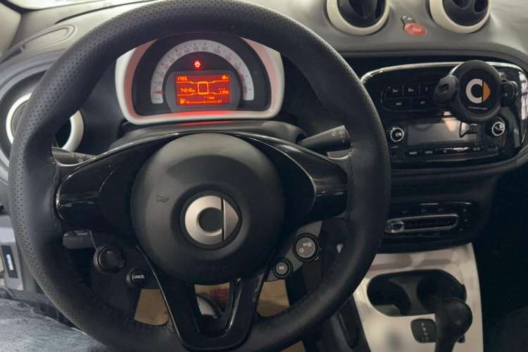 Used smart forfour 2016 1.0L 52 kW Dynamic Edition Steering Wheel