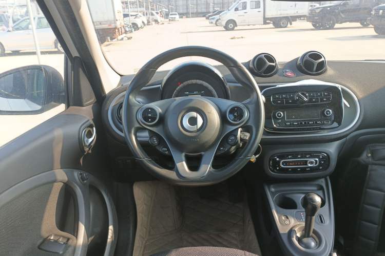 Used smart forfour 2016 1.0L 52 kW Passion Edition Steering Wheel