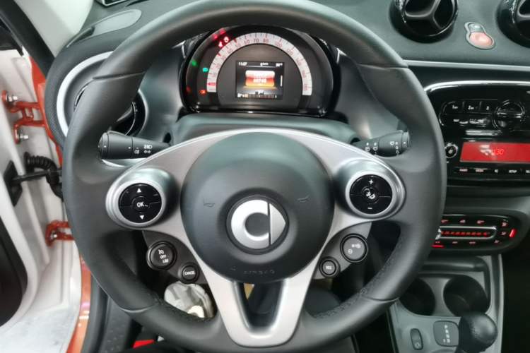Used smart forfour 2016 1.0L 52 kW Passion Edition Steering Wheel