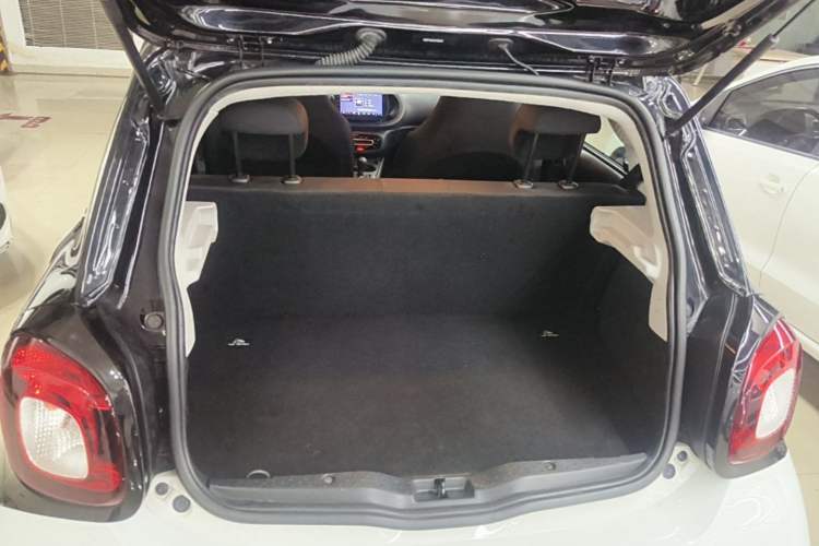 Used smart forfour 2016 1.0L 52 kW Dynamic Edition Trunk