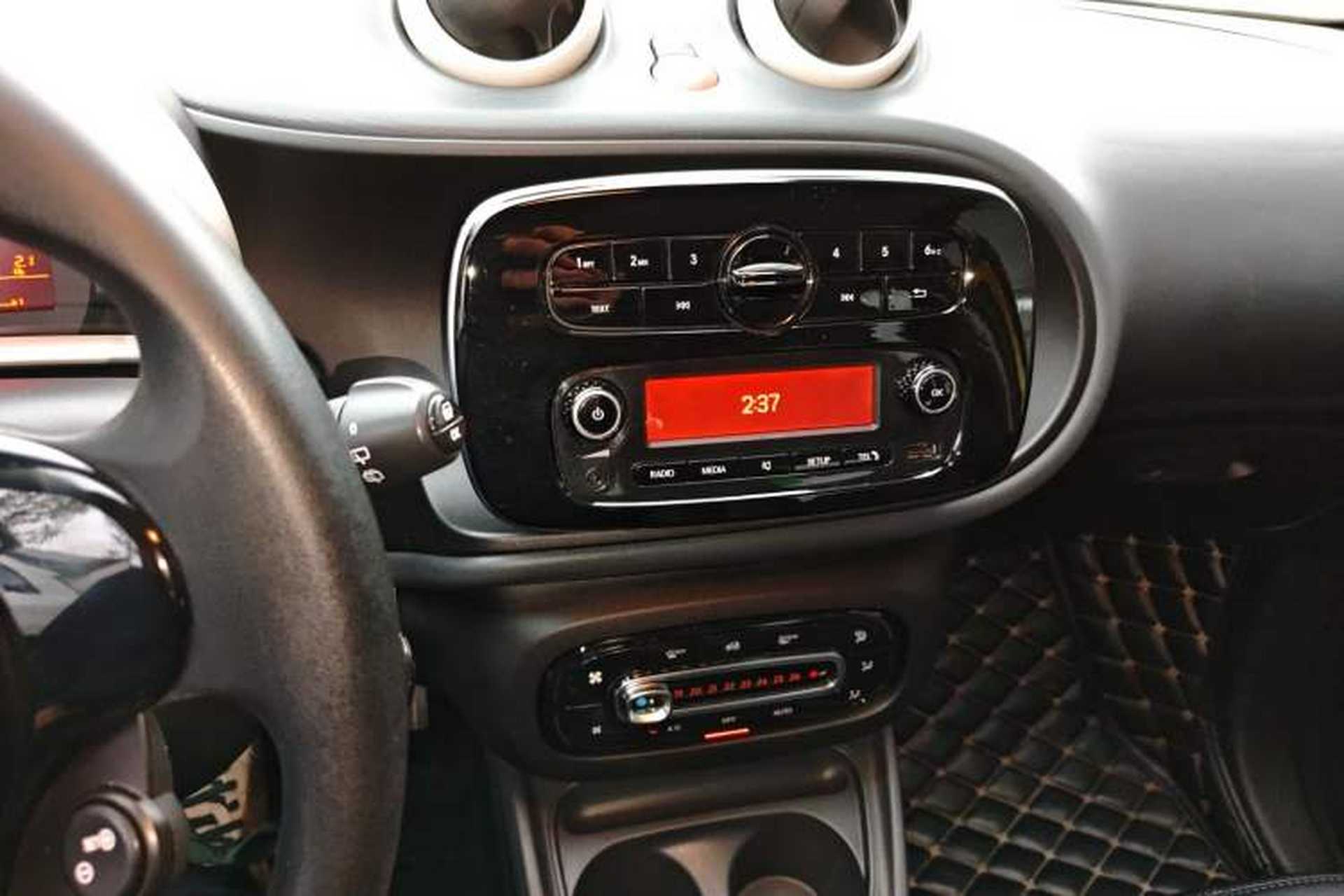Used smart forfour 2016 1.0L 52 kW Dynamic Edition Audio And AC Panel