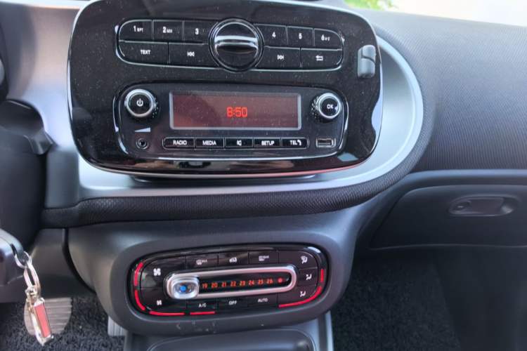 Used smart forfour 2016 1.0L 52 kW Passion Edition Audio And AC Panel