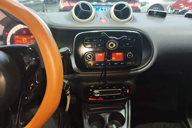 Used smart forfour 2016 1.0L 52 kW Dynamic Edition Audio And AC Panel