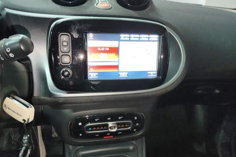Used smart forfour 2016 0.9T 66 kW Pioneer Edition Audio And AC Panel