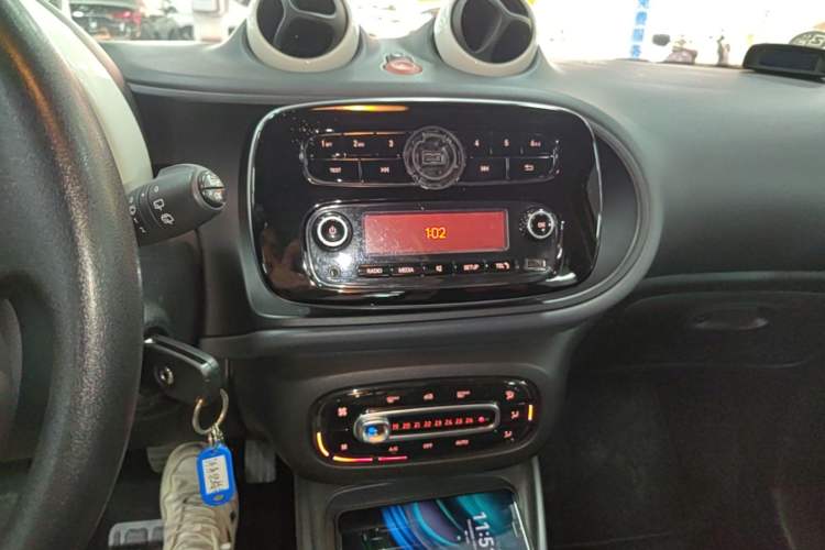 Used smart forfour 2016 1.0L 52 kW Dynamic Edition Audio And AC Panel