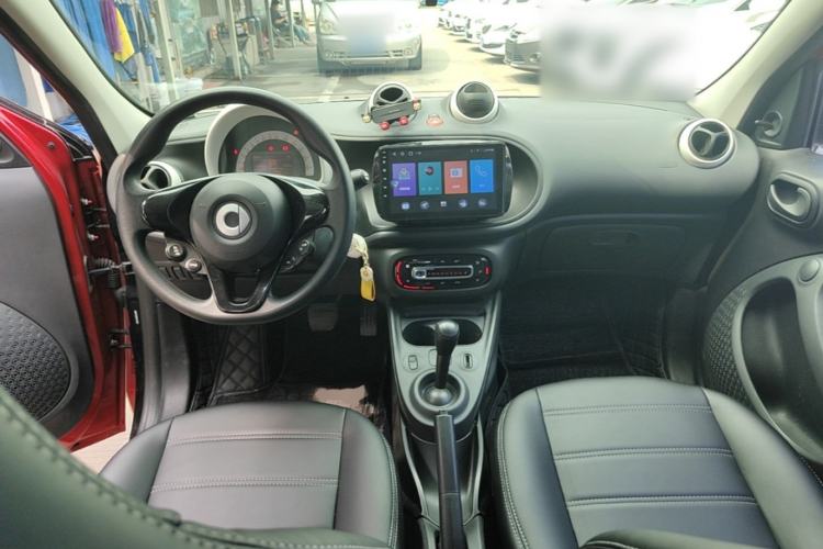 Used smart forfour 2016 1.0L 52 kW Dynamic Edition Center Console