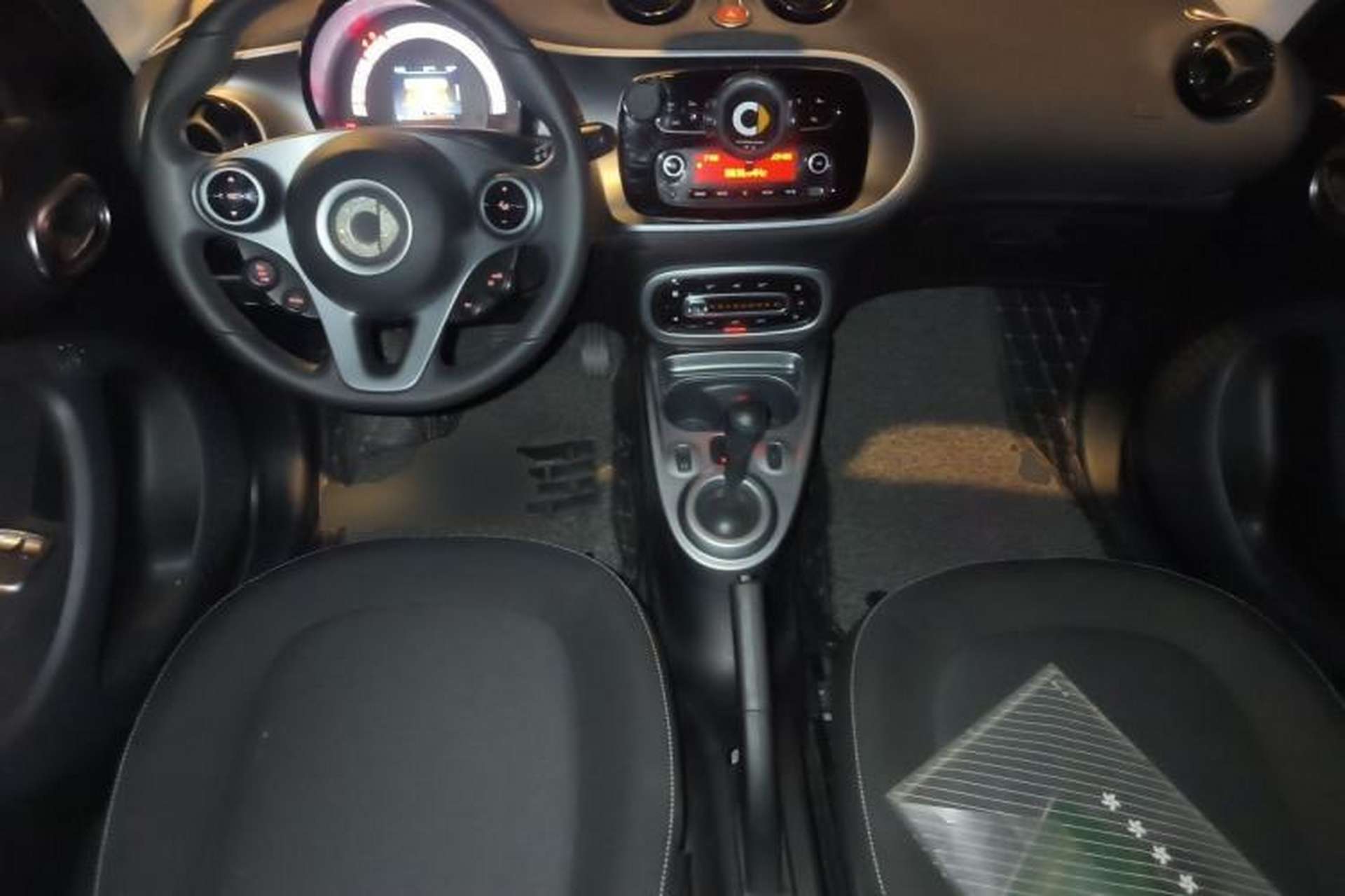 Used smart forfour 2016 1.0L 52 kW Passion Edition Center Console
