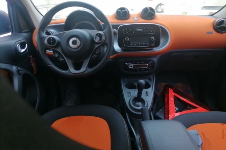 Used smart forfour 2016 1.0L 52 kW Passion Edition Center Console