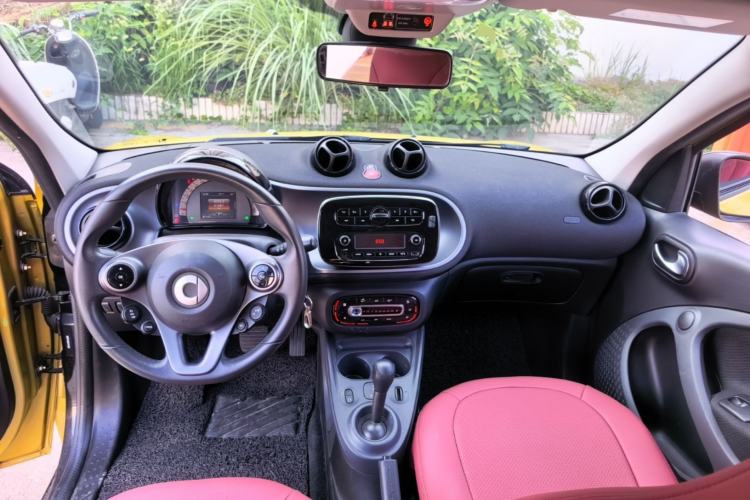 Used smart forfour 2016 1.0L 52 kW Passion Edition Center Console