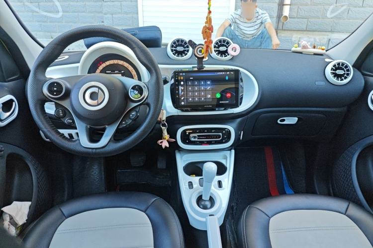 Used smart forfour 2016 1.0L 52 kW Passion Edition Center Console