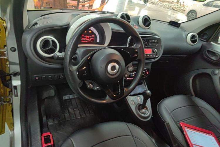 Used smart forfour 2016 1.0L 52 kW Dynamic Edition Center Console