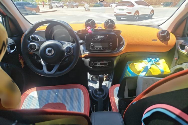 Used smart forfour 2016 1.0L 52 kW Passion Edition Center Console