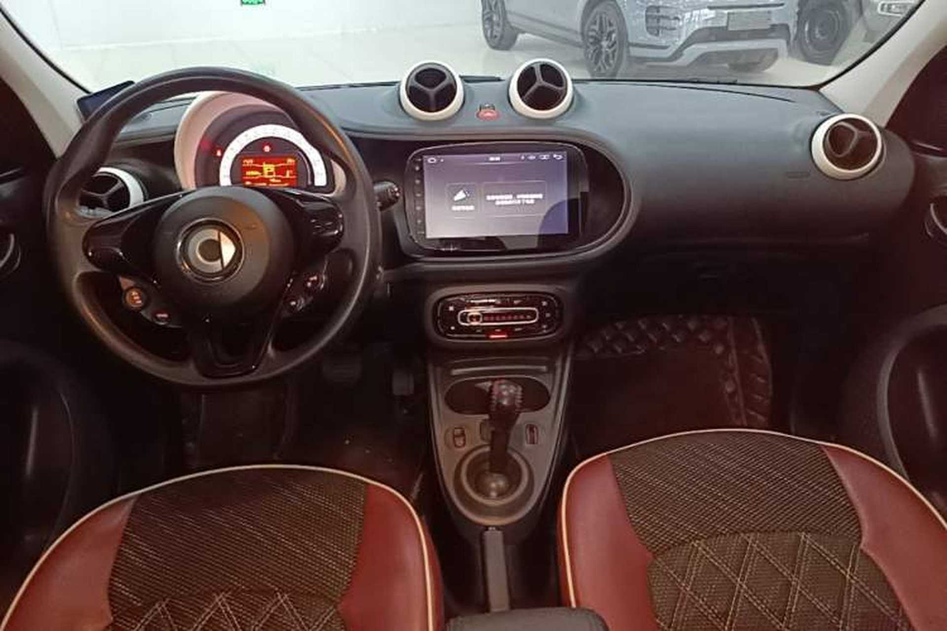 Used smart forfour 2016 1.0L 52 kW Dynamic Edition Center Console