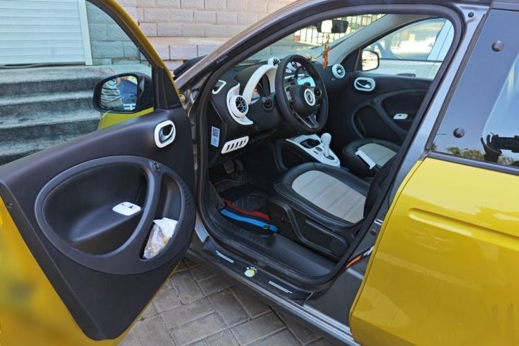 Used smart forfour 2016 1.0L 52 kW Passion Edition Driver Seat