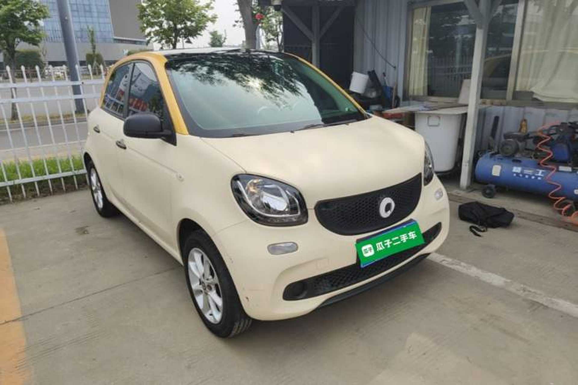 Used smart forfour 2016 1.0L 52 kW Dynamic Edition Front Right 45 Deg