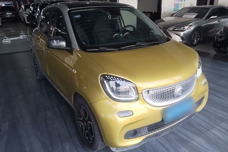 Used smart forfour 2016 0.9T 66 kW Pioneer Edition Front Right 45 Deg