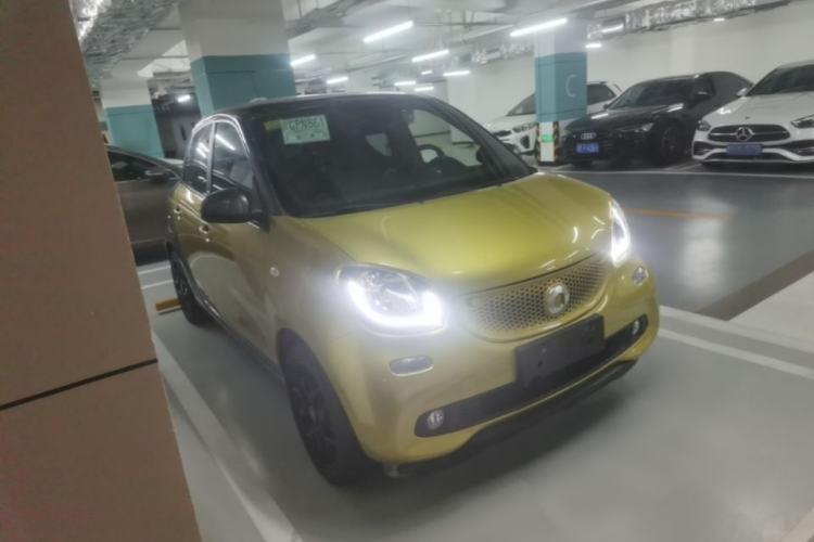 Used smart forfour 2016 0.9T 66 kW Special Edition Front Right 45 Deg